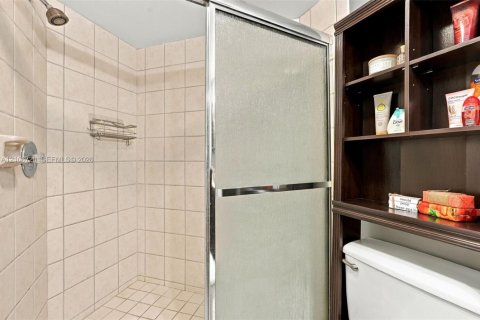 Townhouse in Royal Palm Beach, Florida 2 bedrooms, 136.57 sq.m. № 2428090 - photo 28