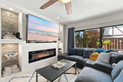 Townhouse in Royal Palm Beach, Florida 2 bedrooms, 136.57 sq.m. № 2428090 - photo 8