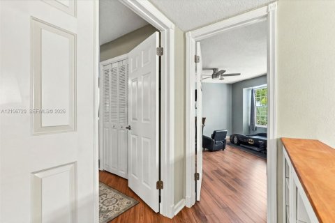 Townhouse in Royal Palm Beach, Florida 2 bedrooms, 136.57 sq.m. № 2428090 - photo 17