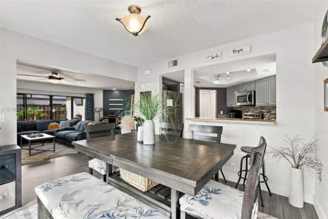 Townhouse in Royal Palm Beach, Florida 2 bedrooms, 136.57 sq.m. № 2428090 - photo 4