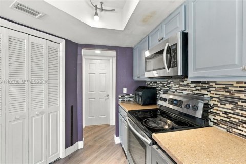 Townhouse in Royal Palm Beach, Florida 2 bedrooms, 136.57 sq.m. № 2428090 - photo 13