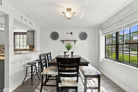 Townhouse in Royal Palm Beach, Florida 2 bedrooms, 136.57 sq.m. № 2428090 - photo 3