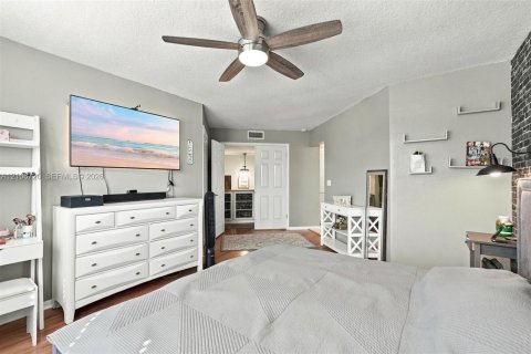 Townhouse in Royal Palm Beach, Florida 2 bedrooms, 136.57 sq.m. № 2428090 - photo 20