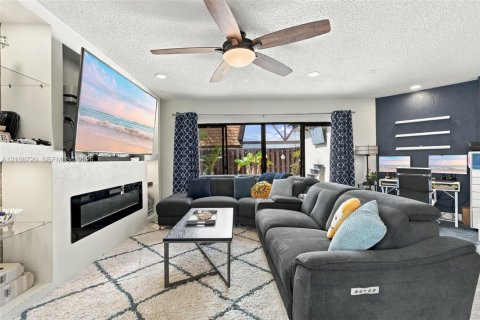 Townhouse in Royal Palm Beach, Florida 2 bedrooms, 136.57 sq.m. № 2428090 - photo 7