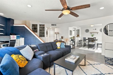 Townhouse in Royal Palm Beach, Florida 2 bedrooms, 136.57 sq.m. № 2428090 - photo 6