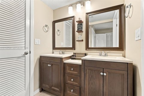 Townhouse in Royal Palm Beach, Florida 2 bedrooms, 136.57 sq.m. № 2428090 - photo 21