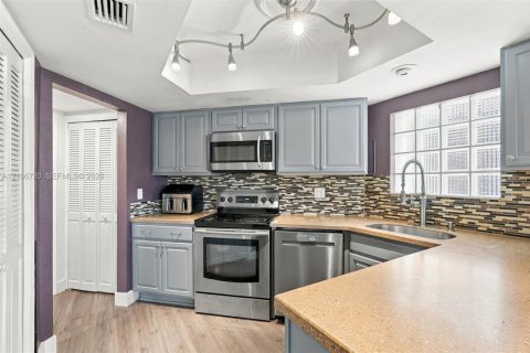 Townhouse in Royal Palm Beach, Florida 2 bedrooms, 136.57 sq.m. № 2428090 - photo 11