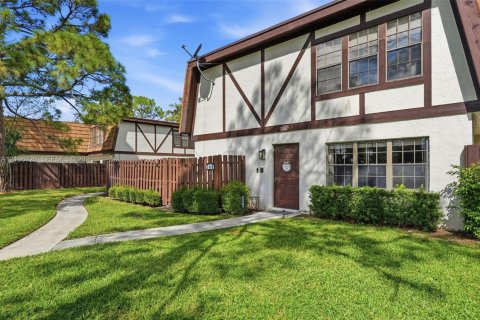 Townhouse in Royal Palm Beach, Florida 2 bedrooms, 136.57 sq.m. № 2428090