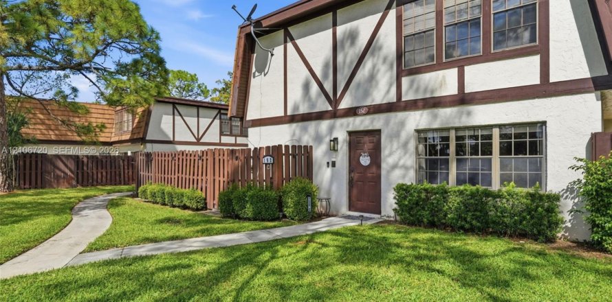 Townhouse in Royal Palm Beach, Florida 2 bedrooms, 136.57 sq.m. № 2428090