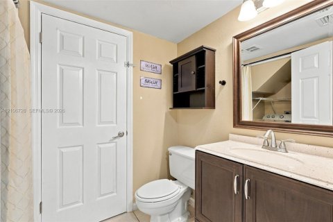 Townhouse in Royal Palm Beach, Florida 2 bedrooms, 136.57 sq.m. № 2428090 - photo 14