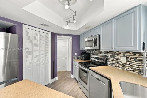 Townhouse in Royal Palm Beach, Florida 2 bedrooms, 136.57 sq.m. № 2428090 - photo 12