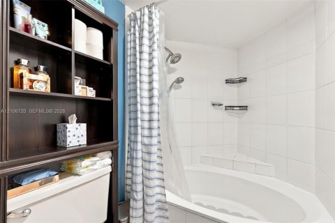 Townhouse in Royal Palm Beach, Florida 2 bedrooms, 136.57 sq.m. № 2428090 - photo 23
