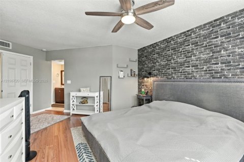Townhouse in Royal Palm Beach, Florida 2 bedrooms, 136.57 sq.m. № 2428090 - photo 19