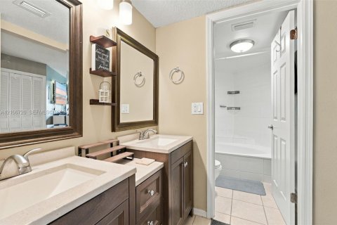 Townhouse in Royal Palm Beach, Florida 2 bedrooms, 136.57 sq.m. № 2428090 - photo 22