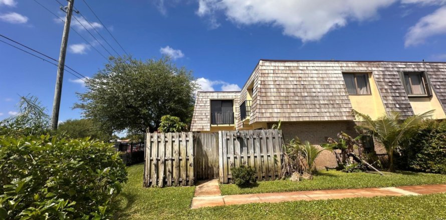 Townhouse in Palm Springs, Florida 3 bedrooms, 159.98 sq.m. № 1079044