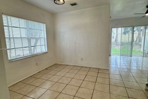 Touwnhouse à louer à Miramar, Floride: 4 chambres, 185.99 m2 № 2051073 - photo 18