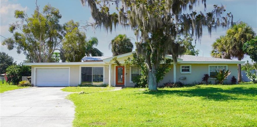House in Winter Haven, Florida 3 bedrooms, 187.29 sq.m. № 2150163