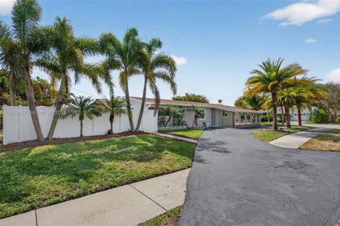 Снять в аренду виллу или дом в Дирфилд-Бич, Флорида 3 спальни, 130.43м2, № 2044739 - фото 2