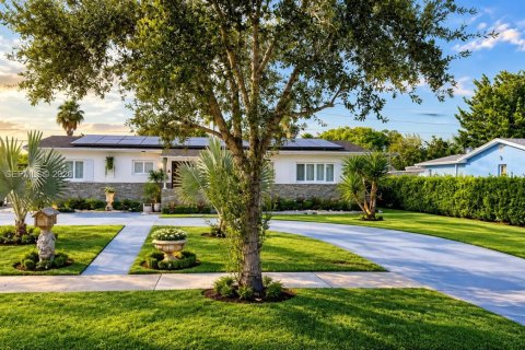 House in Cutler Bay, Florida 4 bedrooms, 133.13 sq.m. № 2399966