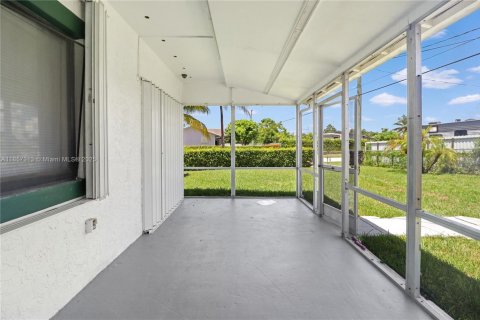 House in Miami, Florida 3 bedrooms, 129.32 sq.m. № 1882431 - photo 27
