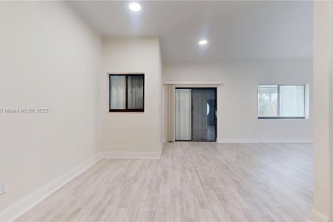 House in Miami, Florida 3 bedrooms, 129.32 sq.m. № 1882431 - photo 13