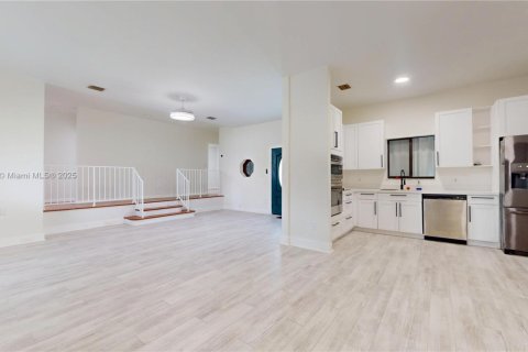House in Miami, Florida 3 bedrooms, 129.32 sq.m. № 1882431 - photo 14