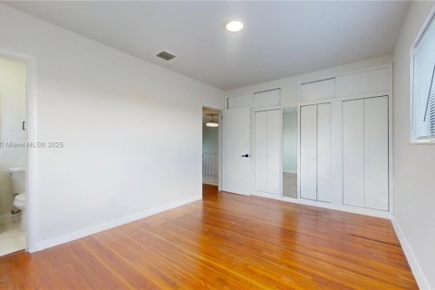 House in Miami, Florida 3 bedrooms, 129.32 sq.m. № 1882431 - photo 16