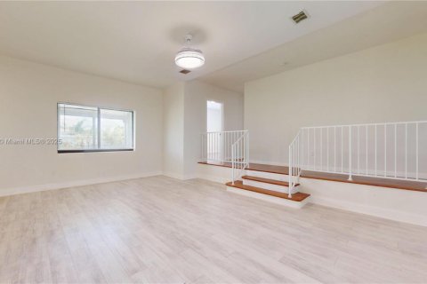 House in Miami, Florida 3 bedrooms, 129.32 sq.m. № 1882431 - photo 6