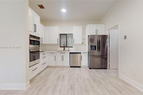 House in Miami, Florida 3 bedrooms, 129.32 sq.m. № 1882431 - photo 10