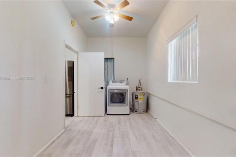 House in Miami, Florida 3 bedrooms, 129.32 sq.m. № 1882431 - photo 25