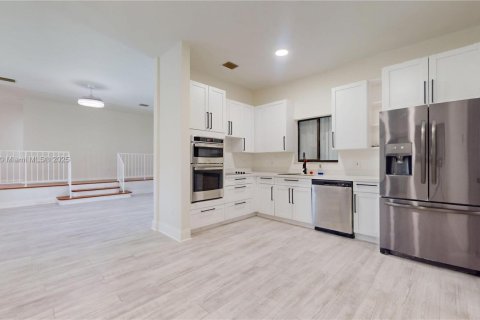 House in Miami, Florida 3 bedrooms, 129.32 sq.m. № 1882431 - photo 11