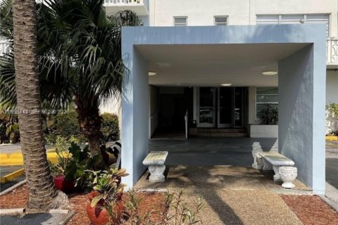 Купить кондоминиум в Норт-Майами, Флорида 1 спальня, 72.28м2, № 2018042 - фото 2