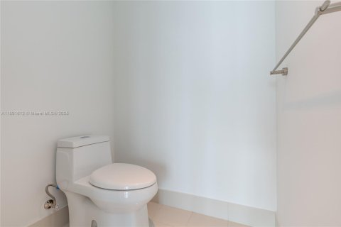 Copropriété à louer à Miami, Floride: 2 chambres, 111.3 m2 № 1944787 - photo 30