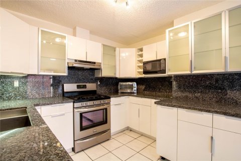 Снять в аренду виллу или дом в Майами, Флорида 2 спальни, 156.54м2, № 2006003 - фото 5