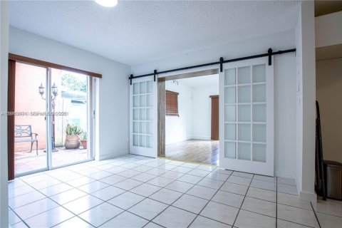 Снять в аренду виллу или дом в Майами, Флорида 2 спальни, 156.54м2, № 2006003 - фото 2