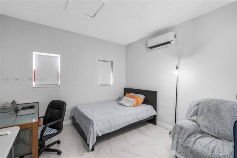 Propiedad comercial en alquiler en Miami, Florida, 24.53 m2 № 2339934 - foto 3