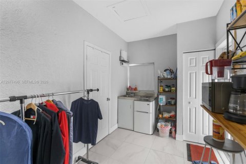 Propiedad comercial en alquiler en Miami, Florida, 24.53 m2 № 2339934 - foto 4