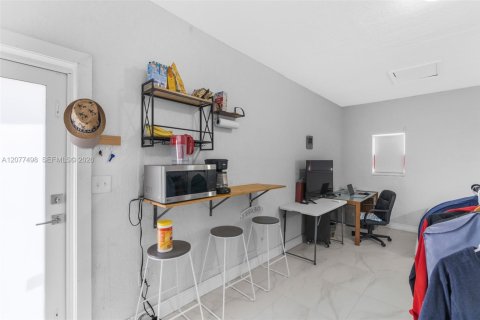 Propiedad comercial en alquiler en Miami, Florida, 24.53 m2 № 2339934 - foto 6