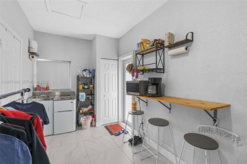 Propiedad comercial en alquiler en Miami, Florida, 24.53 m2 № 2339934 - foto 10