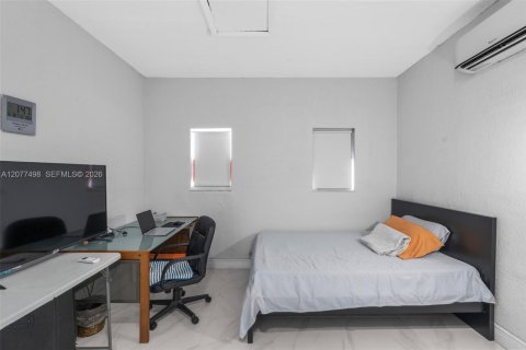 Propiedad comercial en alquiler en Miami, Florida, 24.53 m2 № 2339934 - foto 2