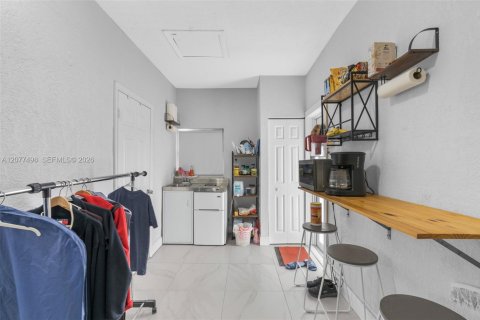Propiedad comercial en alquiler en Miami, Florida, 24.53 m2 № 2339934 - foto 5
