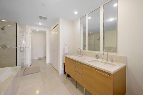 Condo in Sunny Isles Beach, Florida, 3 bedrooms  № 1867032 - photo 15