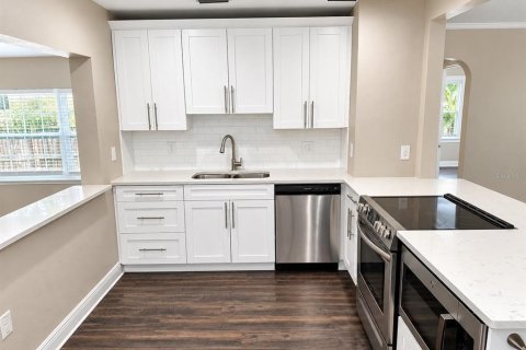 House in Saint Petersburg, Florida 2 bedrooms, 82.22 sq.m. № 2391168 - photo 6
