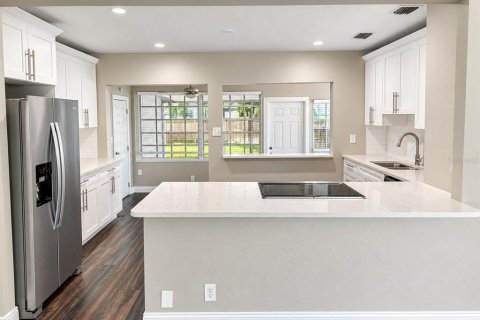 House in Saint Petersburg, Florida 2 bedrooms, 82.22 sq.m. № 2391168 - photo 4