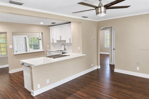 House in Saint Petersburg, Florida 2 bedrooms, 82.22 sq.m. № 2391168 - photo 3