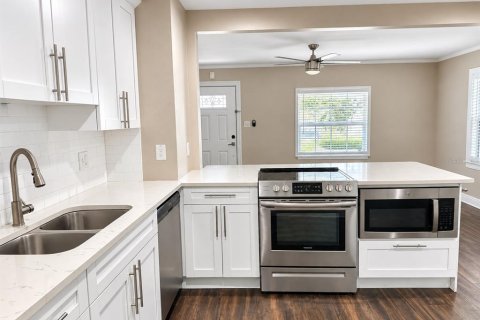 House in Saint Petersburg, Florida 2 bedrooms, 82.22 sq.m. № 2391168 - photo 5