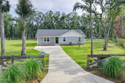 House in Live Oak, Florida 3 bedrooms, 138.8 sq.m. № 1876247 - photo 1