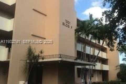 Condo in Miami, Florida, 1 bedroom  № 1991372 - photo 1