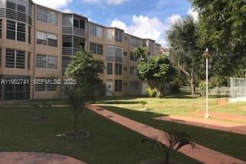 Condo in Miami, Florida, 1 bedroom  № 1991372 - photo 15