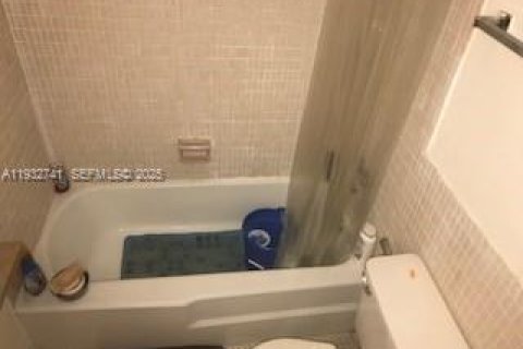 Condo in Miami, Florida, 1 bedroom  № 1991372 - photo 12